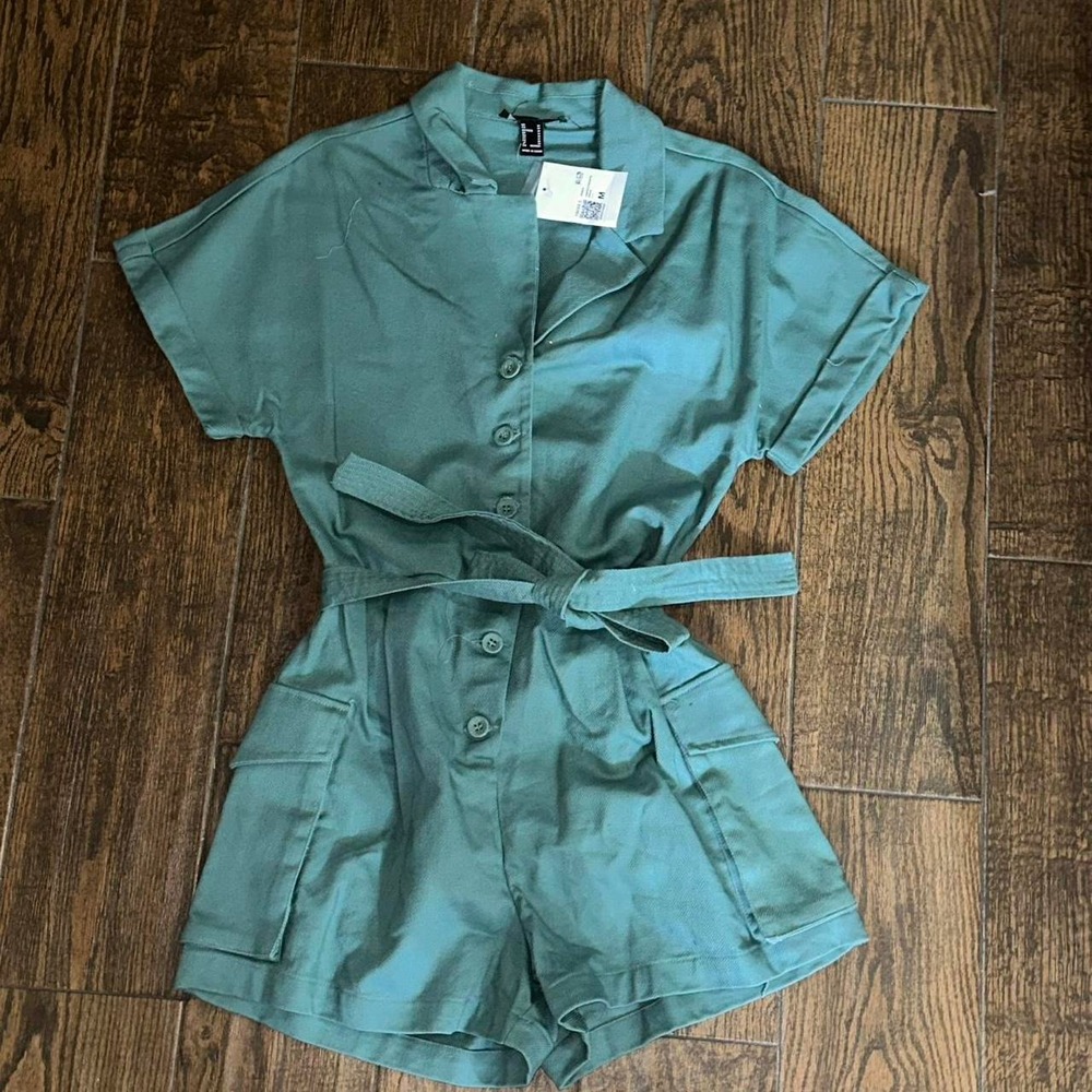 Forever 21 Women Green Utility Romper Short Sleeve Cargo Tie Waist Cutout M NWT